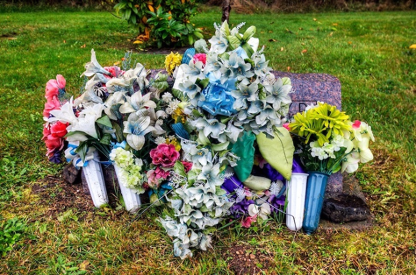 Mountainview-cemetery-headstone-covered-flowers