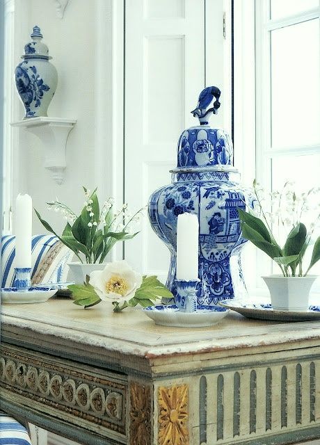 carolyn-roehm-blue-and-white-interior-architecture-and-mouldings