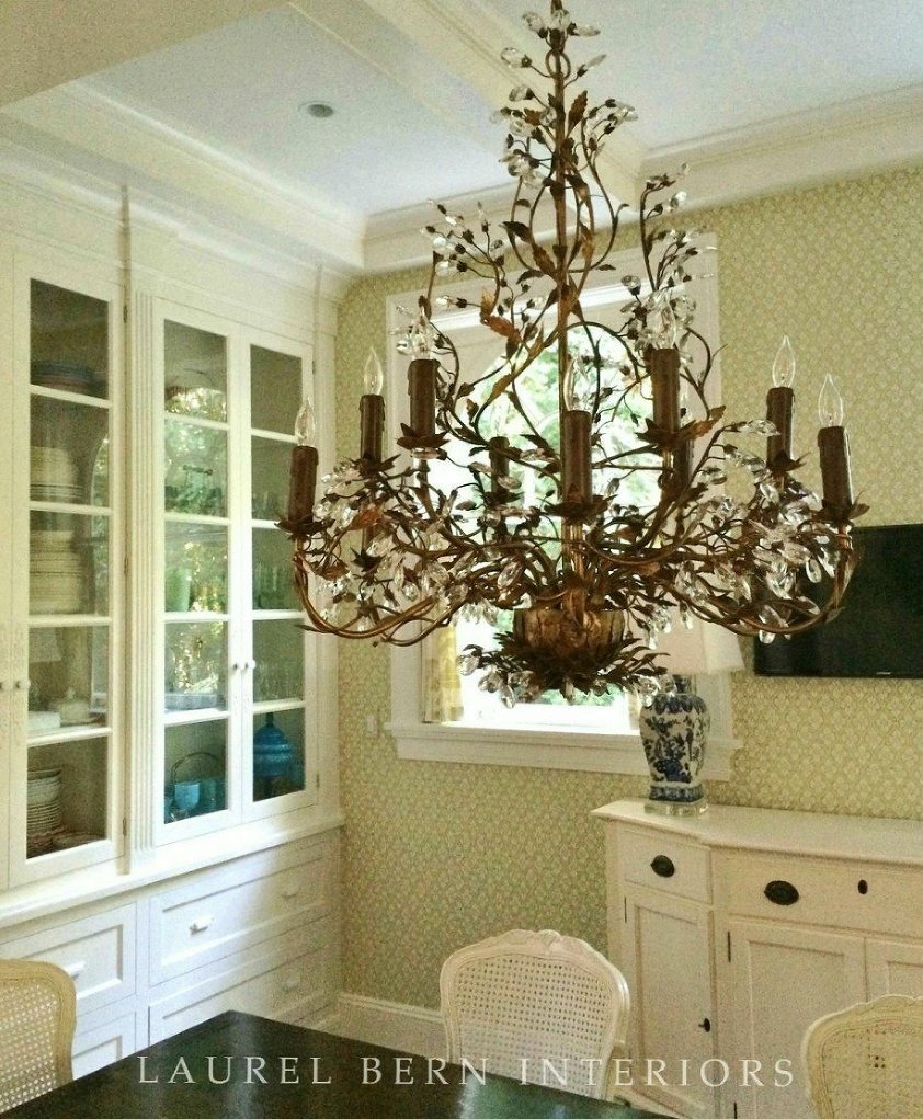 chandelier-gold-kitchen