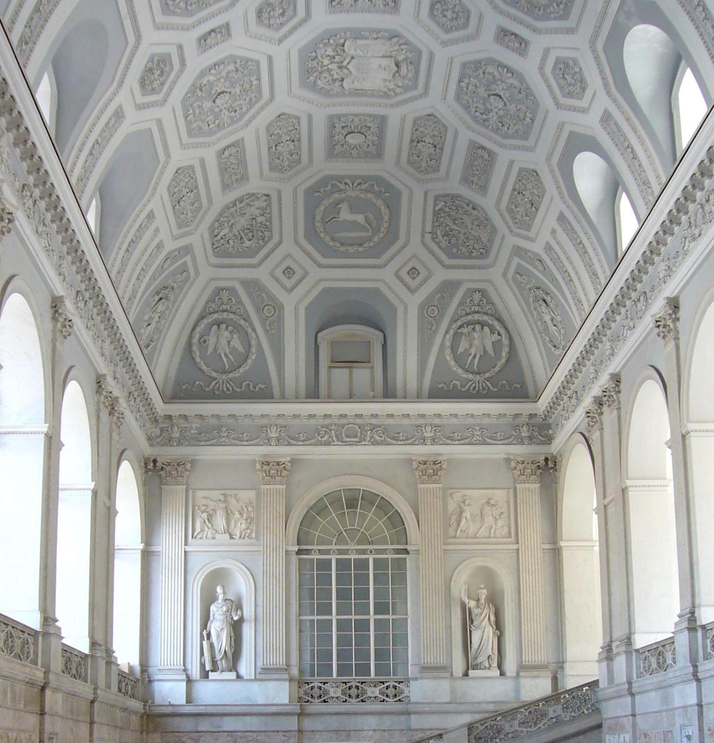 Napoli_Palazzo_reale_-_ingresso_e_scalone_1040725