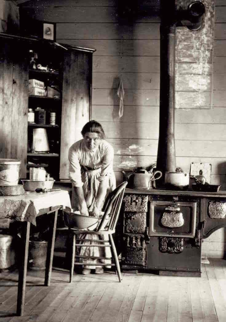 evelyn-etheredge-late-19th-century-kitchen