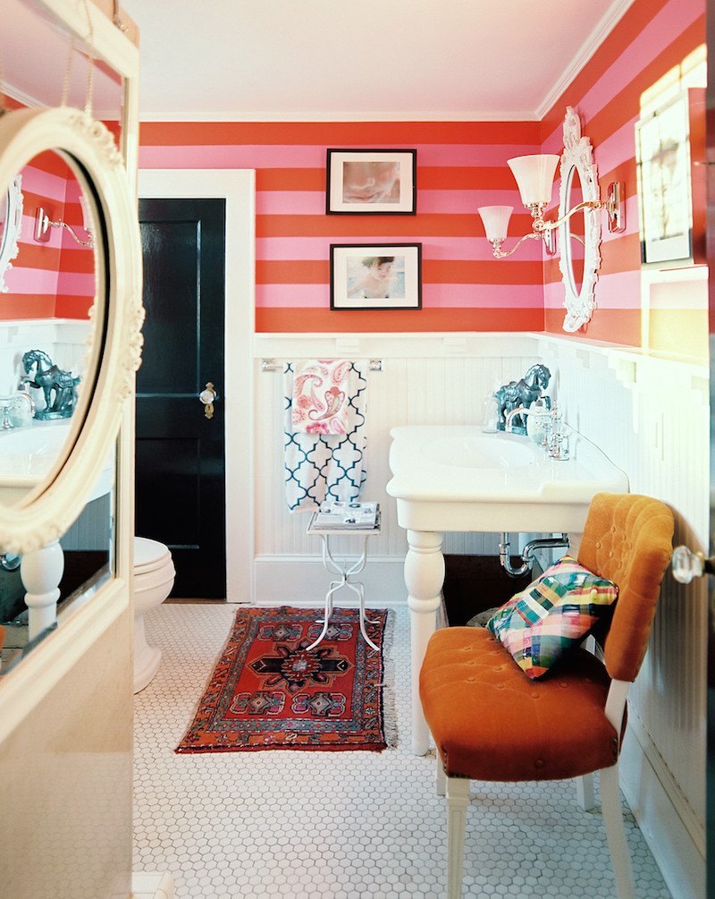 lisa-sherry-interieurs-lonny-white-bathroom-striped-walls