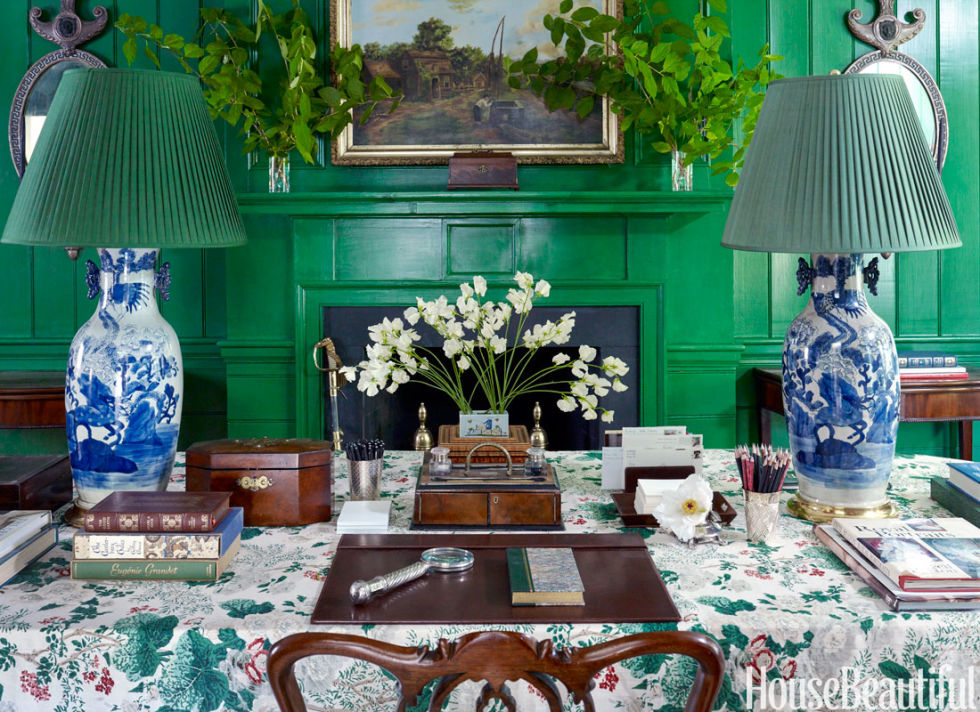 Miles Redd - wonderful chinoisierie table lamps with vivid emerald green walls in House Beautiful. Would love a cordless table lamp here.