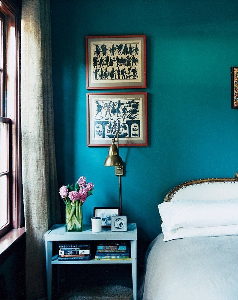 photography by MIGUEL FLORES-VIANNA -teal-walls-small-bedroom