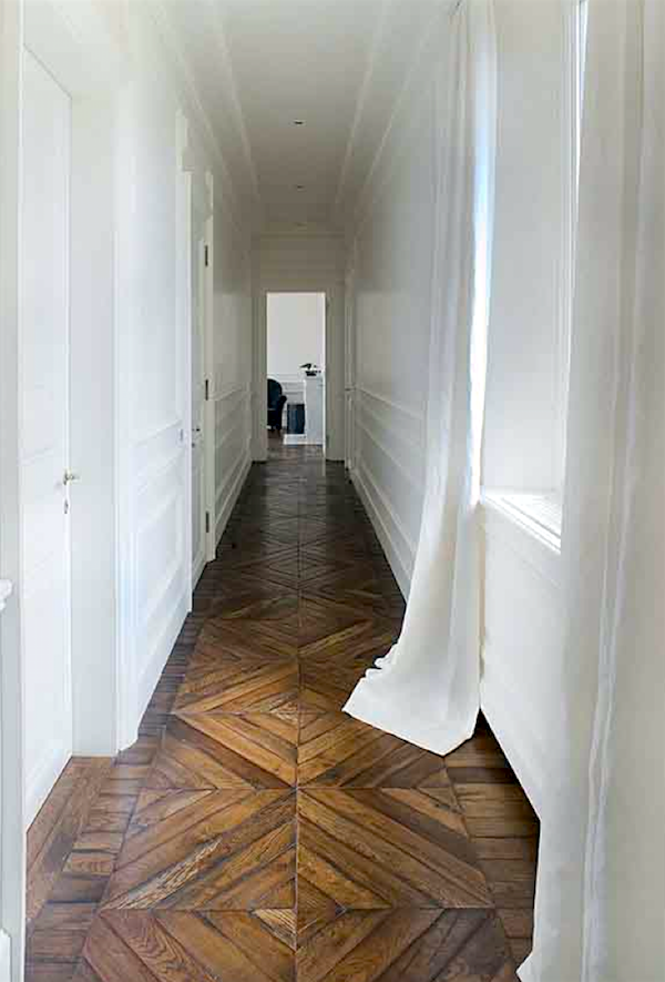 ivassalletti-long-hallway-beautiful-parquet-floor-white-walls-white-linen-drapes