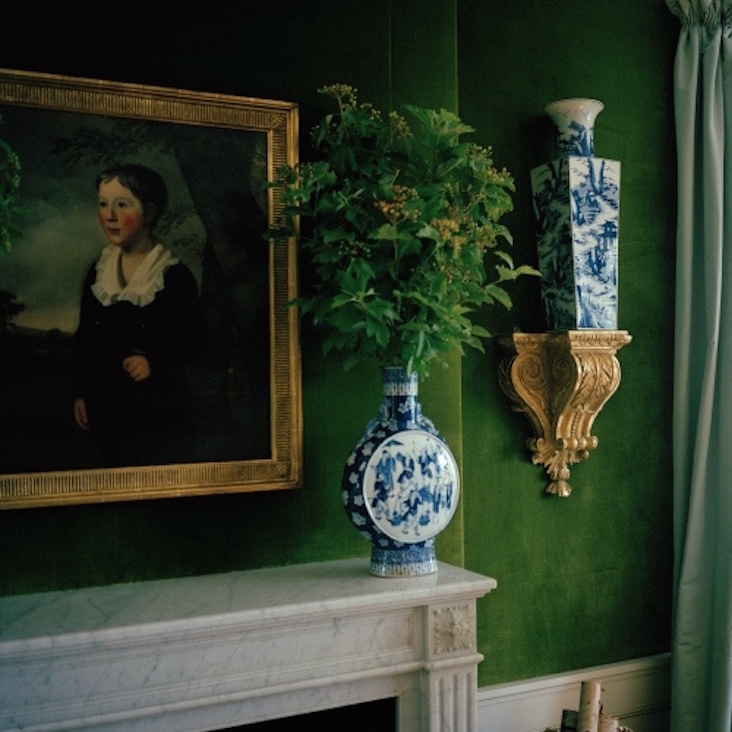 Tory Burch living room with green velvet walls and blue and white chinoiserie porcelains