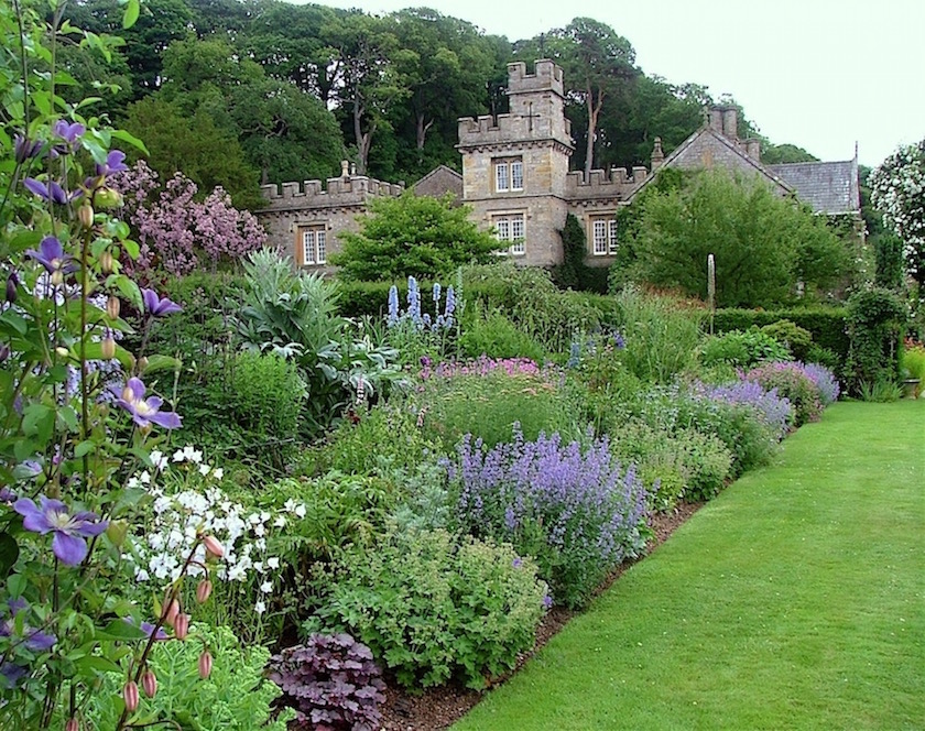 exquisite gardens arabella - lennox boyd herbaceous_border_in_early_summer gresgarth hall