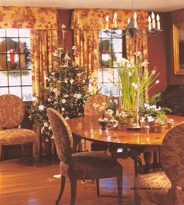 better-homes-and-gardens-laurel-bern-interiors-christmas-dining-room-low-ceiling