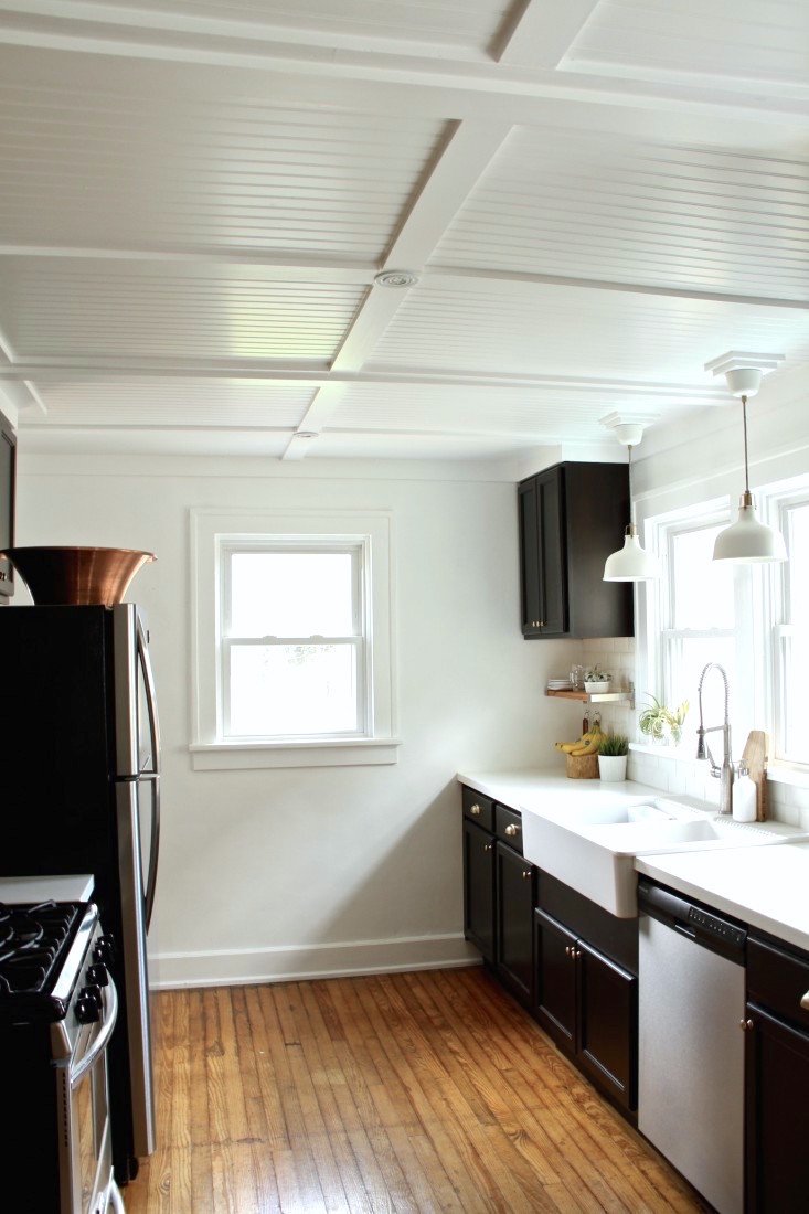 diy-beadboard-kitchen-ceiling-via-lifestyle-and-design-online-remodelista