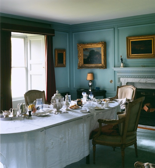 low-ceiling-traditional-dining-room-with-moulding
