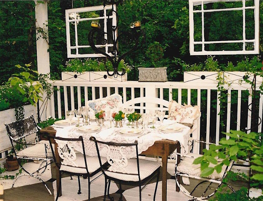 atlanta-deck-with-diamond-painting-and-antique-furniture