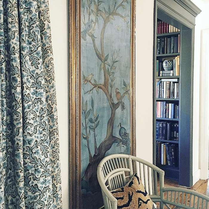 Superb decorating by Maura Endres - @m.o.endres on instagram - fabulous Chinoiserie print