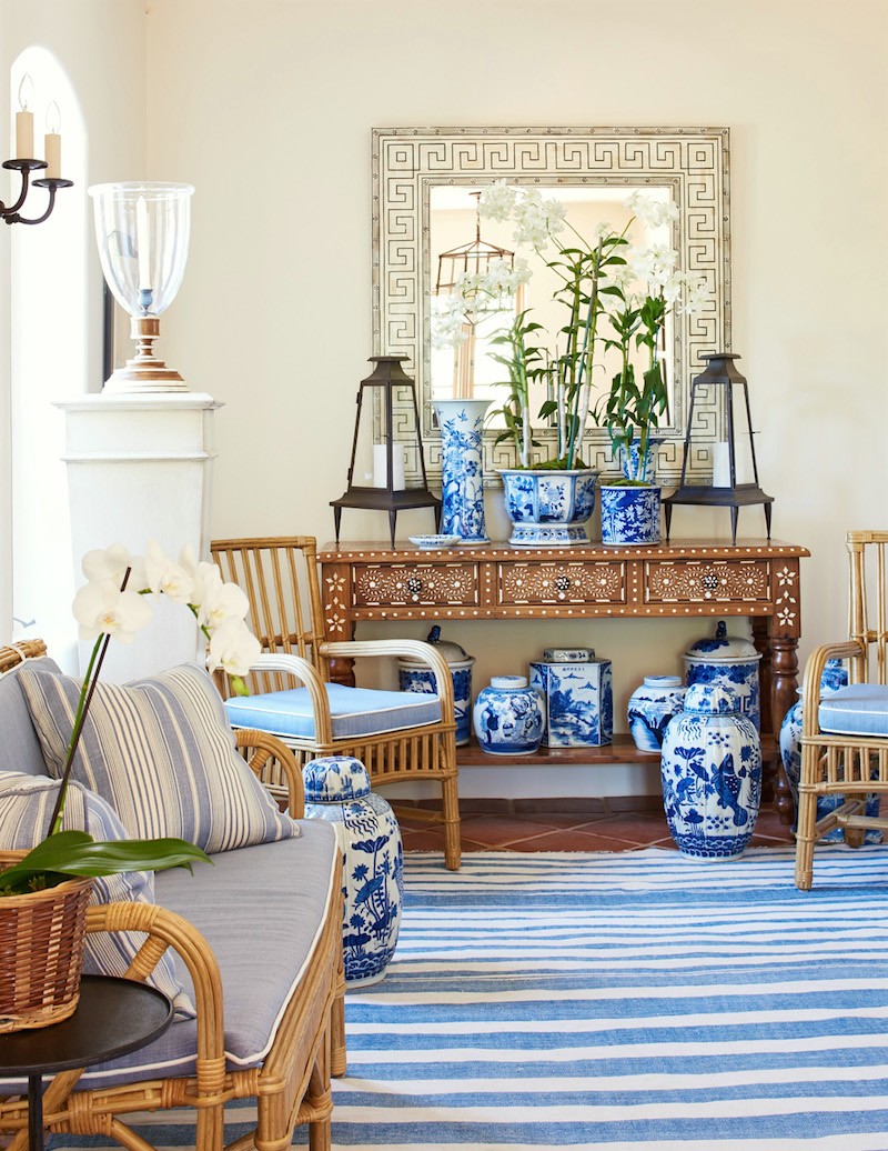 Mark_D_Sikes_Montecito_ blue and white Chinoiserie with a Greek key mirror - rattan furniture