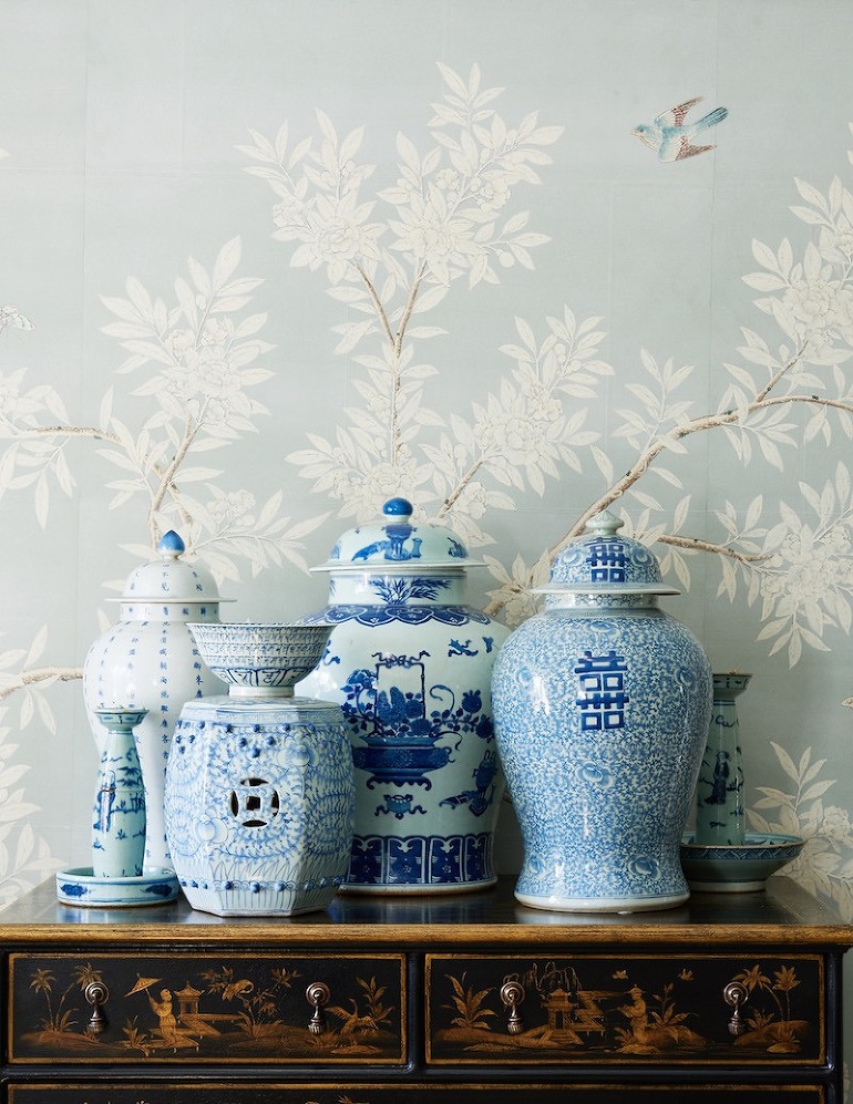Mark_D_Sikes_Hollywood_Hills_2 - chinoiserie - gracie wallpaper - blue and white chinosierie porcelain - black lacquer chest - Chinoiserie wallpaper panels
