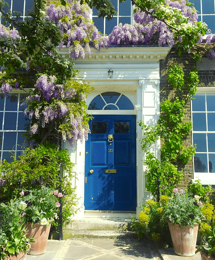 Alexandrab13 en instagram - hermoso color de pintura azul para la puerta de entrada en Londres