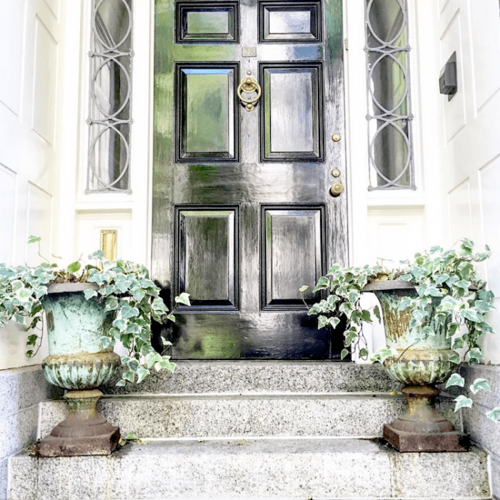 Hermosa puerta negra tomada por rjacksonbonn en instagram. Love the leaded glass sidelights - best front door paint colors