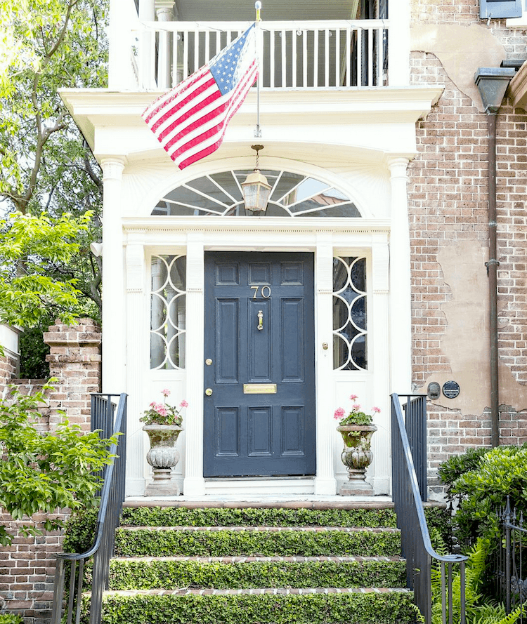 Distrito histórico de Charleston vía designedforgrace on instagram - gris carbón oscuro mejores colores de puertas de entrada