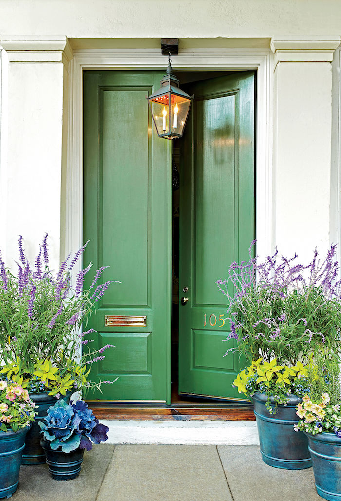 Puerta delantera verde vía Southern Living Mejores colores de pintura exterior - Puerta delantera verde