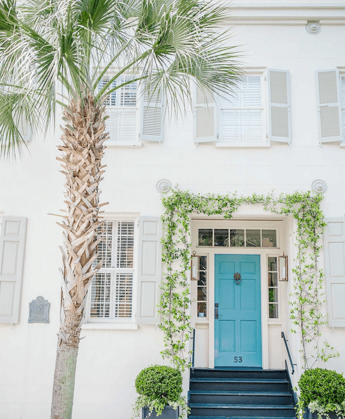 Jillian Attaway sur instagram - belle porte turquoise Charleston - best front door colors