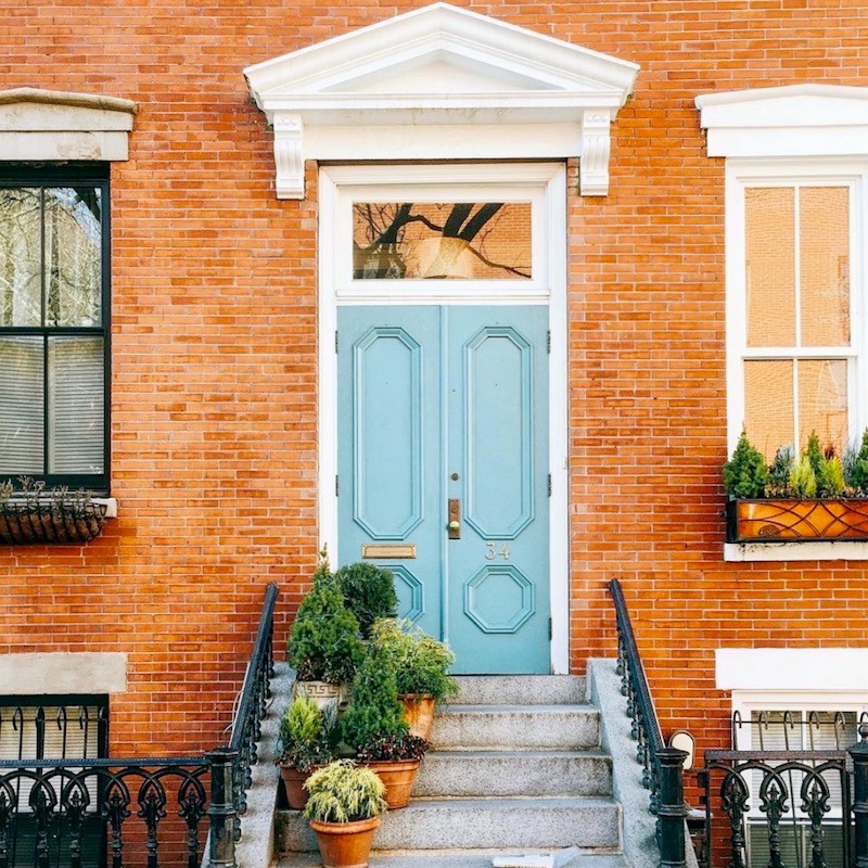 Via Southendboston su instagram. Love the colors, wrought iron and bit of quirk - Best front door paint colors