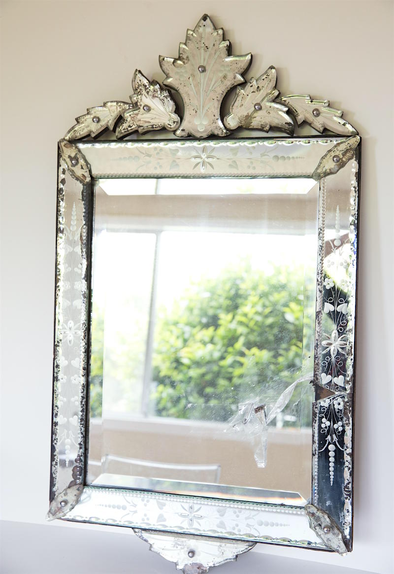 antique-venetian-glass-wall-mirror decorating details