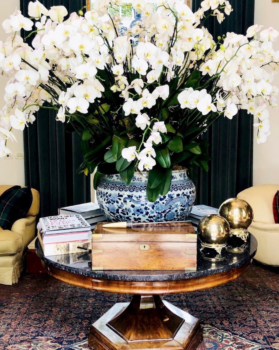 @mirea_debono on instagram furniture and color balance Palazzo Ralph Lauren Milano - beautiful table styling