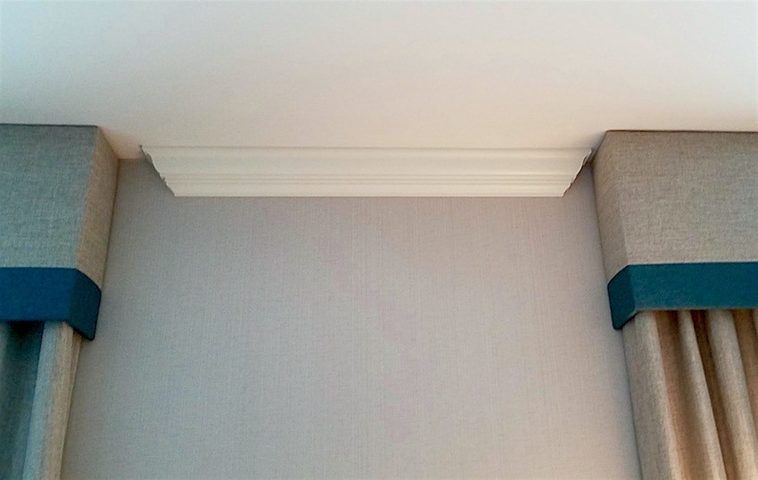 crown moulding mess - bad architecture - crown moulding should not be doing this