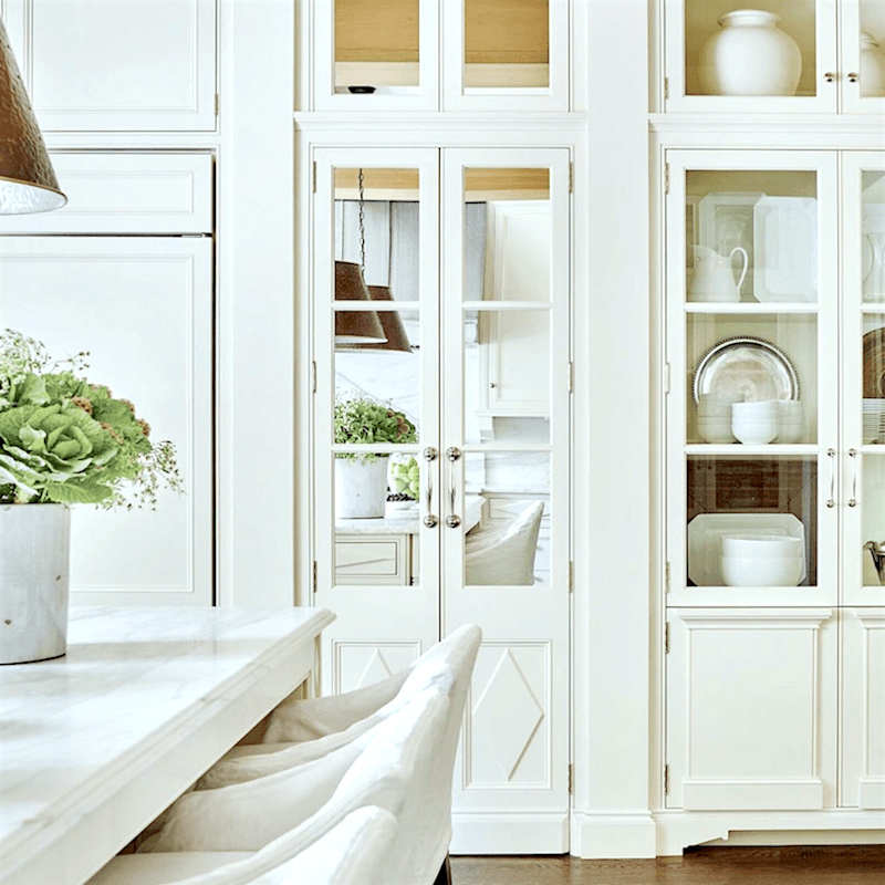 Exquisite white on white kitchen by Suzanne Kasler - photo Emily Followill - interior design trends for 2020
