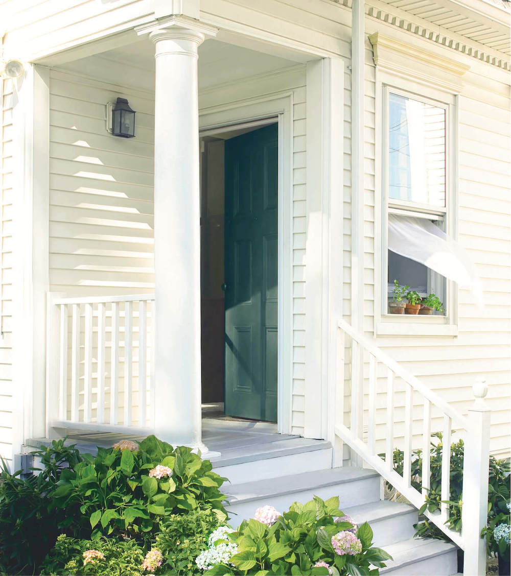 Benjamin Moore Icicle - Cream_Exterior_with_Tarrytown_Green_Door