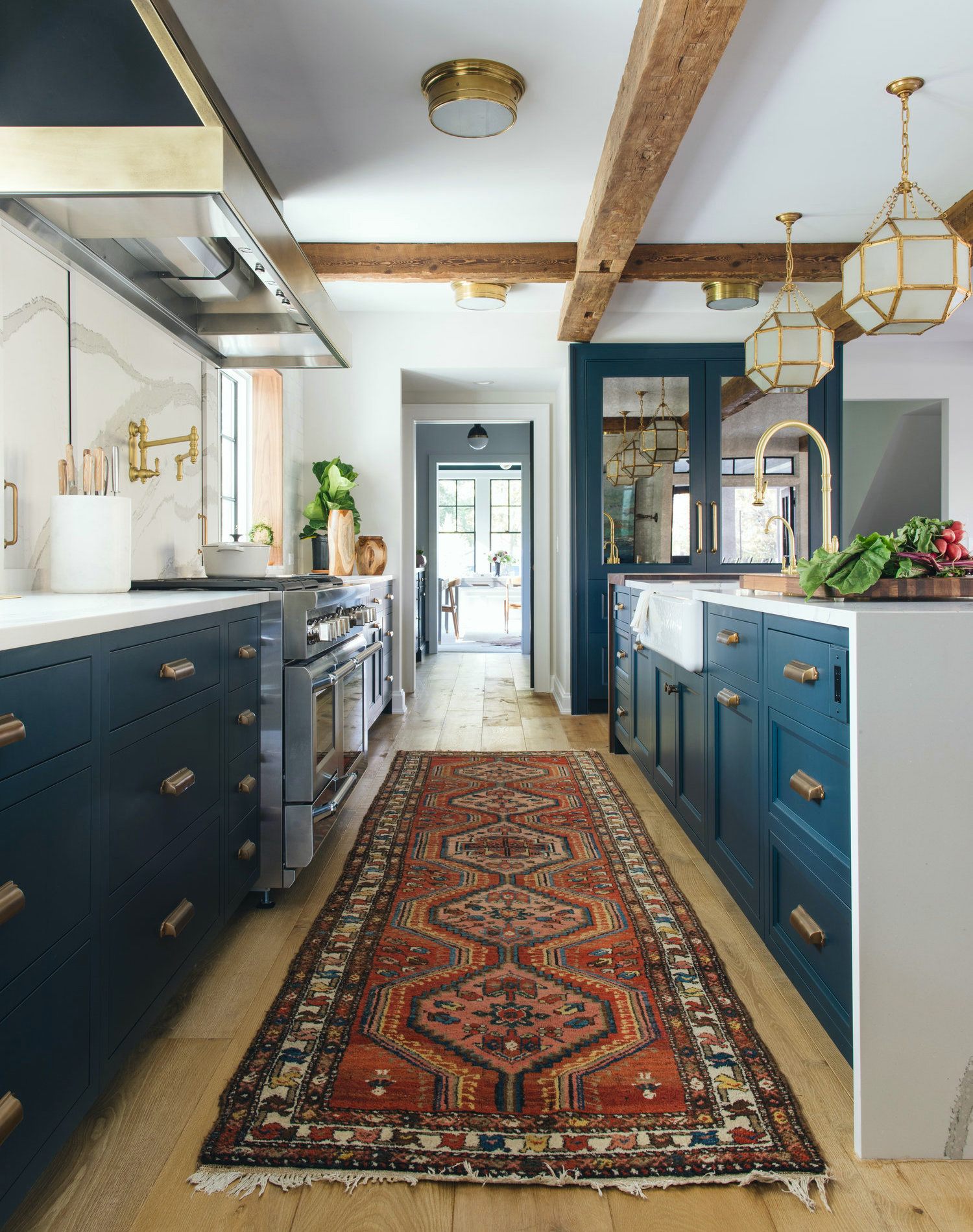 Jean Stoffer Design - mother-daughter interior designers+Lakeside exquisite kitchen design