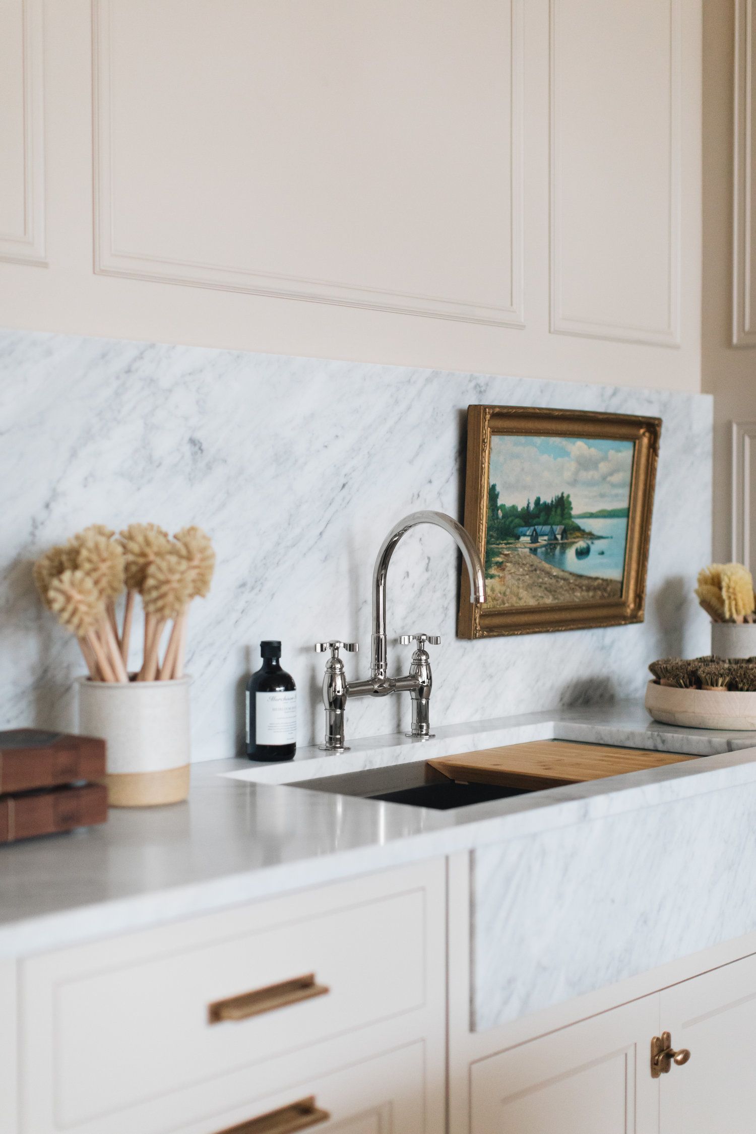Stoffer+Home_chrome faucet - Carrara marble - classic kitchen combos