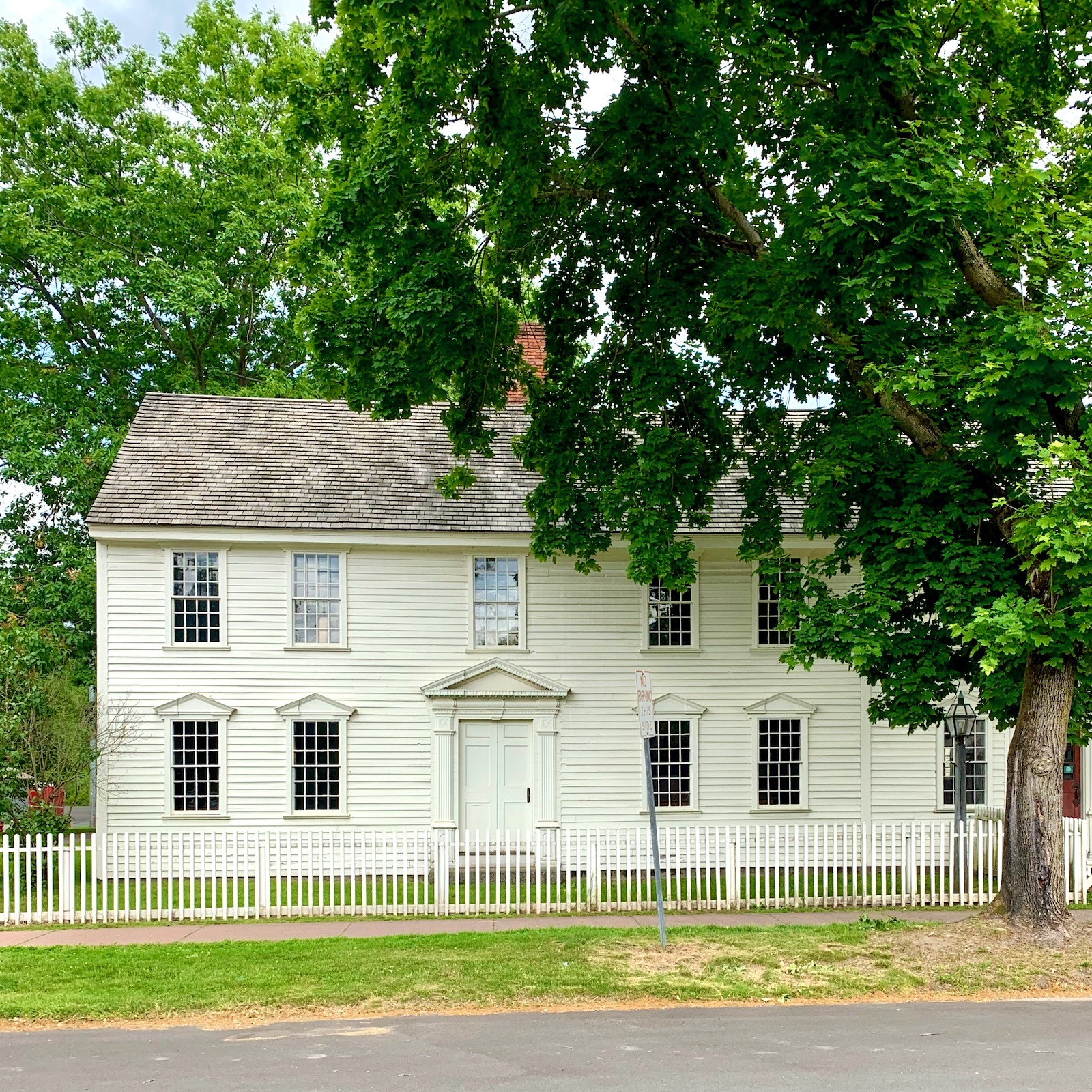 Visitor's Center - Hall Tavern - built in 1760 in Charlemont, Massachusetts - classic Federal Architecture - Historic Deerfield - photo: LBInteriors
