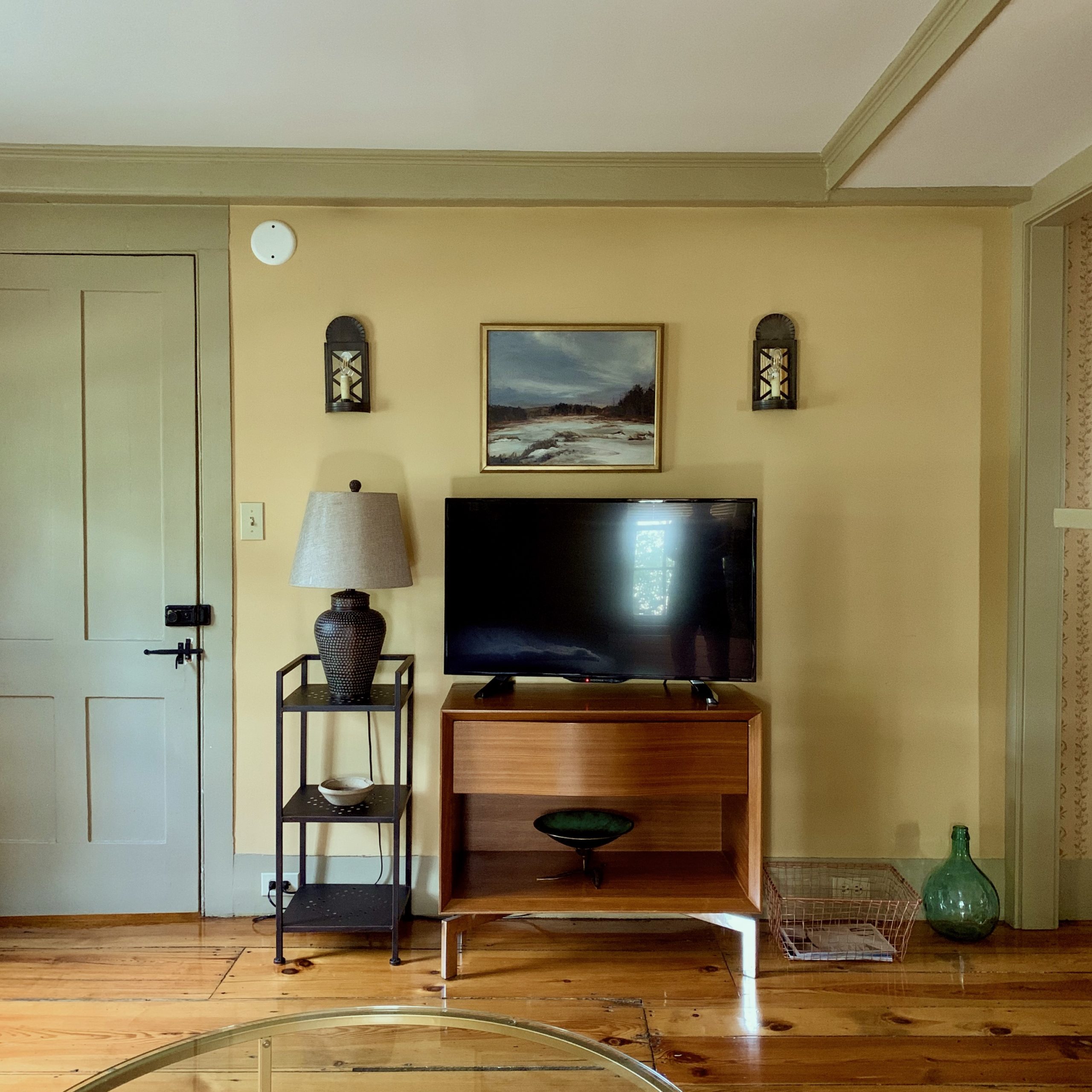 18th century mouldings and doors - 153 Elm St airbnb - TV wall