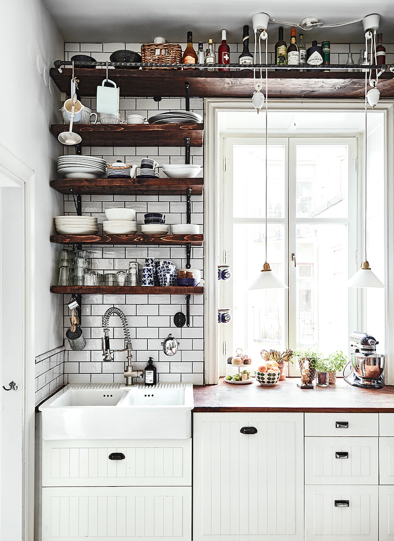 via Elle Decoration - Stockholm tiny kitchen - Kalle Gustafsson and Sara Bille - photo: Andrea Papini