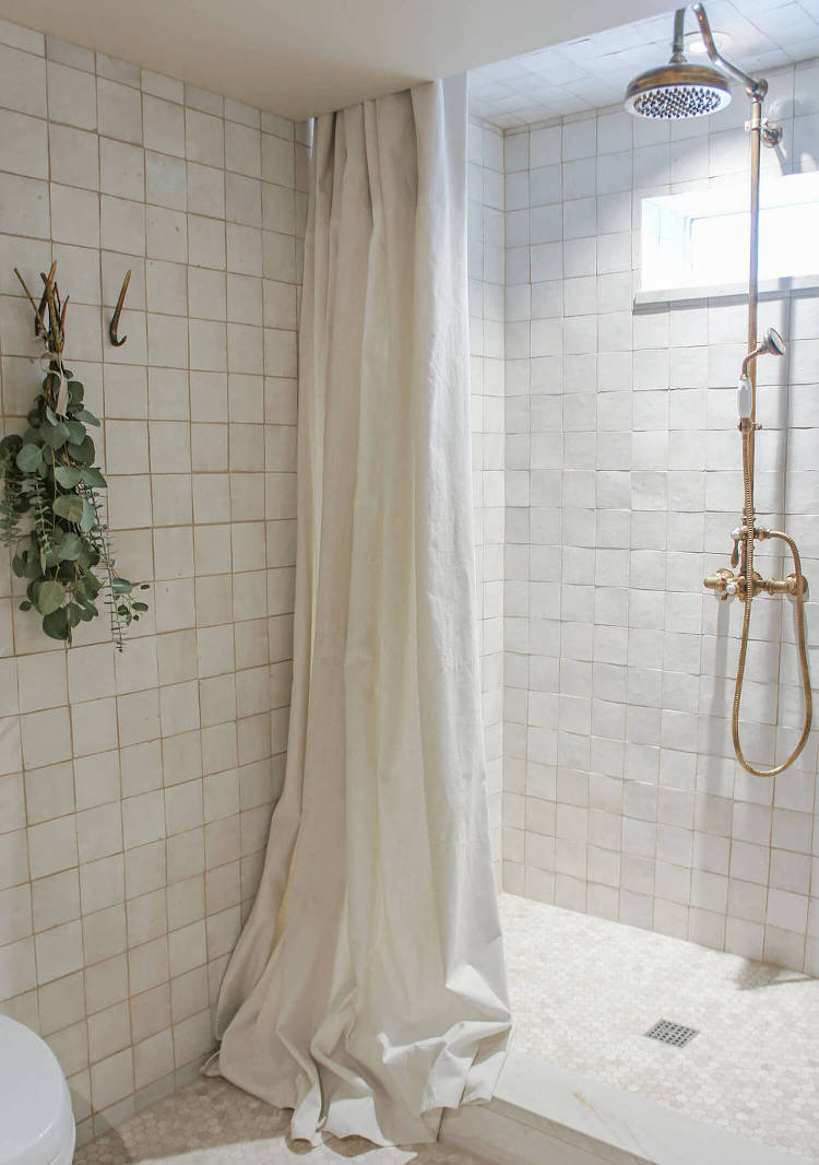 kaemingkdesign - Zellige tile - long shower curtain - bathroom trends