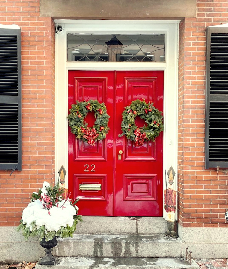 via @Glitterinclexi - gorgeous red door Christmas 2020 Beacon Hill Boston