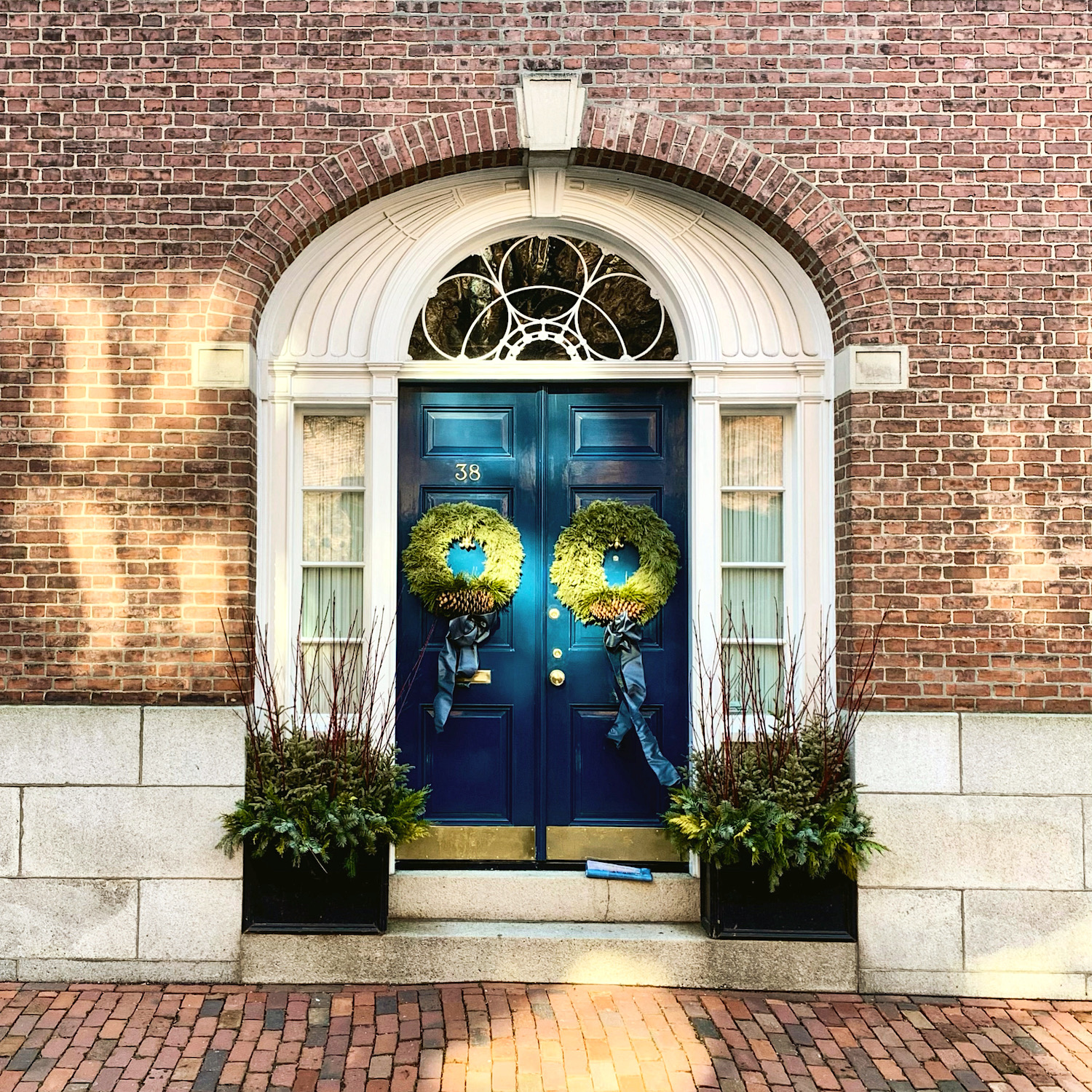 Stunning front door Farrow & Ball Hague Blue - Photo LBI - Beacon Hill, Boston