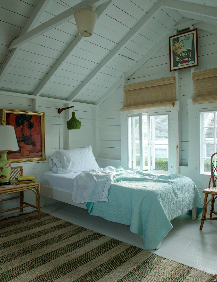 Kevin Isbell charming Nantucket bedroom - interior design trends for 2022