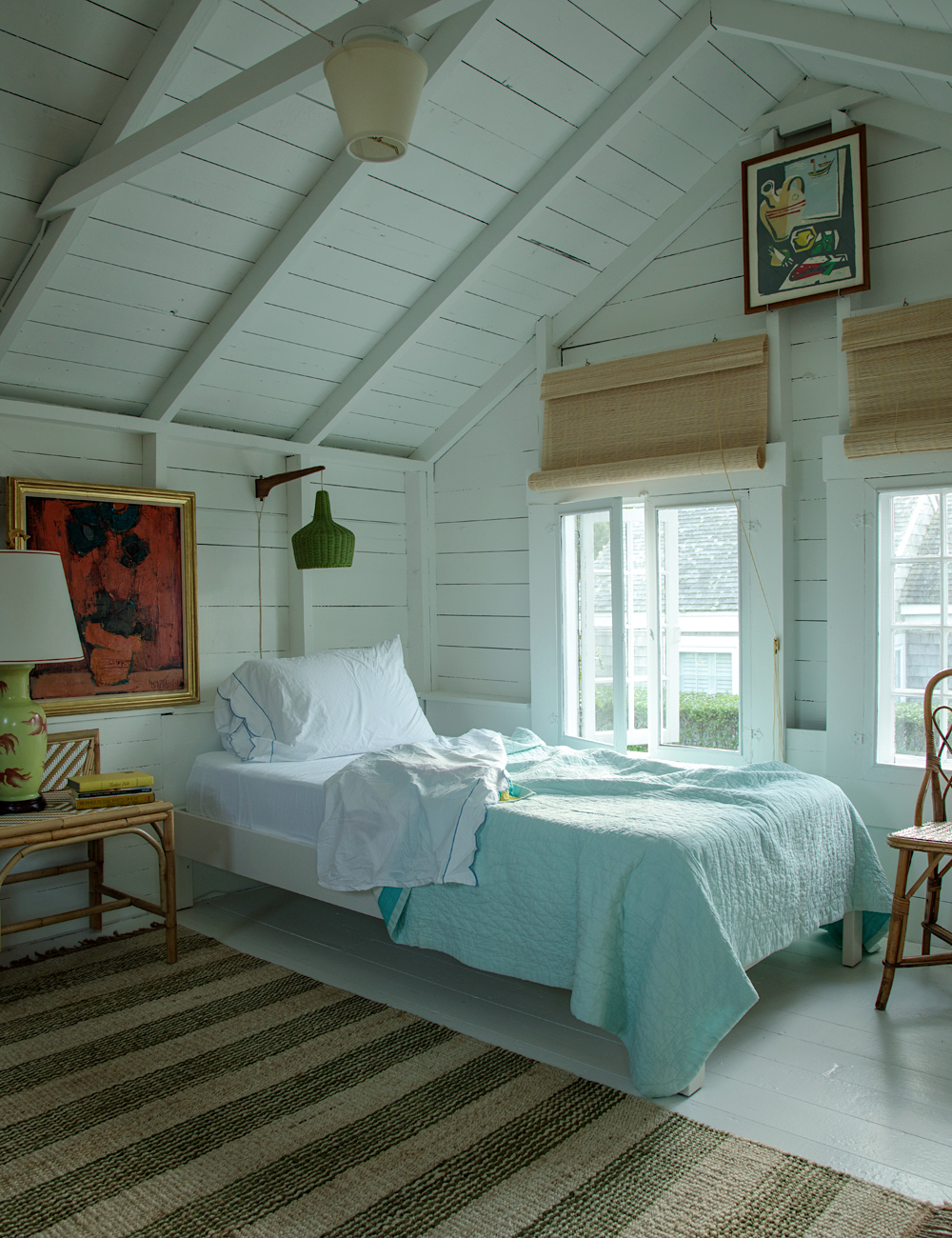 Kevin Isbell charming Nantucket bedroom - interior design trends for 2022