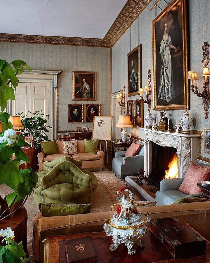 via @danielpieckielonslowik - superb interior design -new traditional British designers