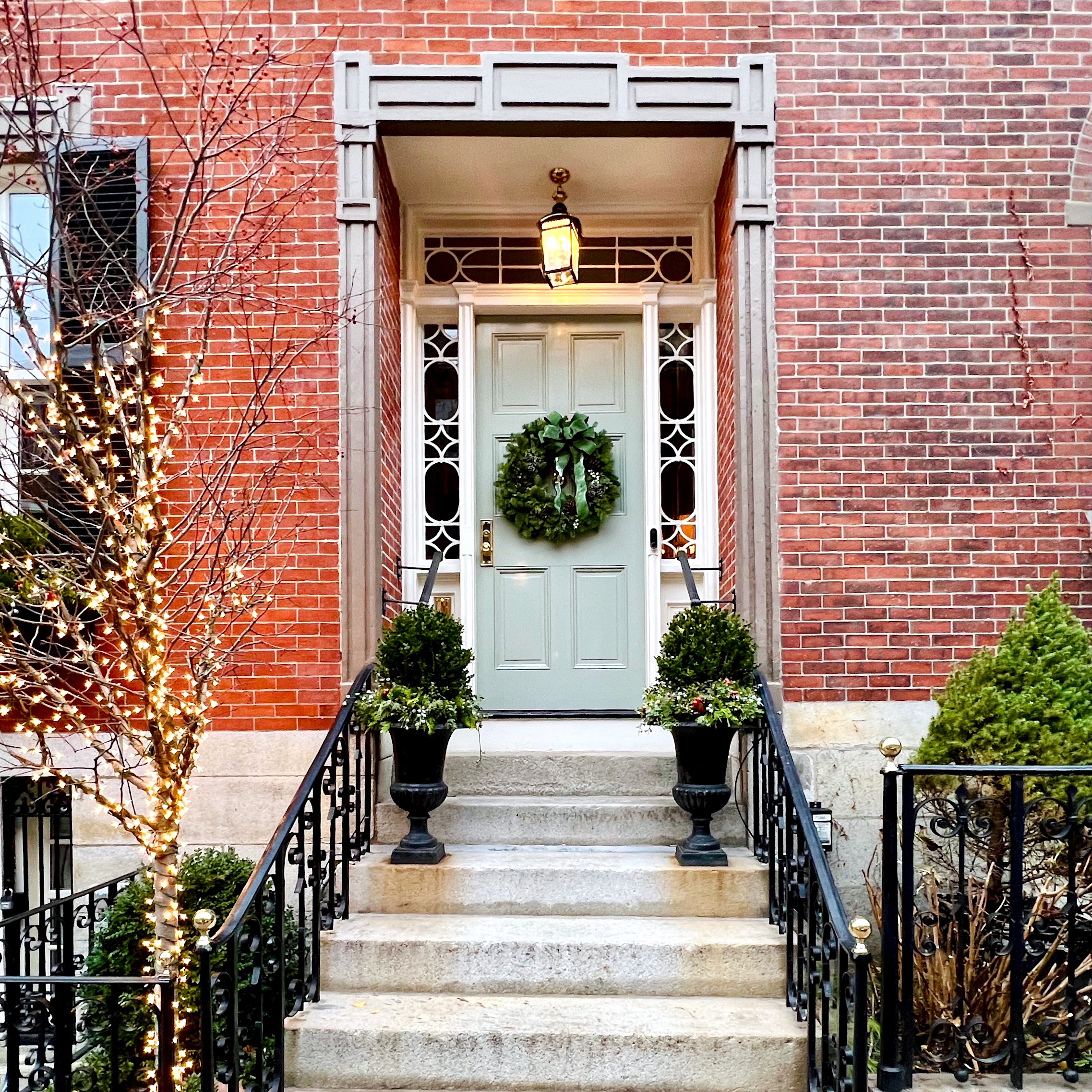 Chestnut Street Boston Christmas 2022 classic front door