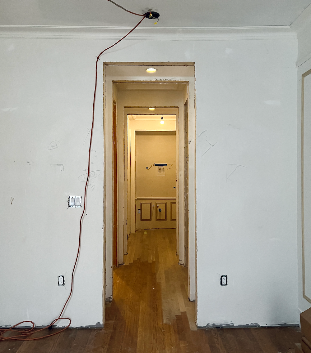 Embrasure hall looking towards the bathroom