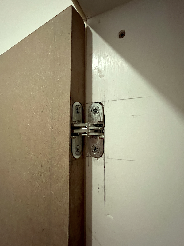 Soss hidden door hinge