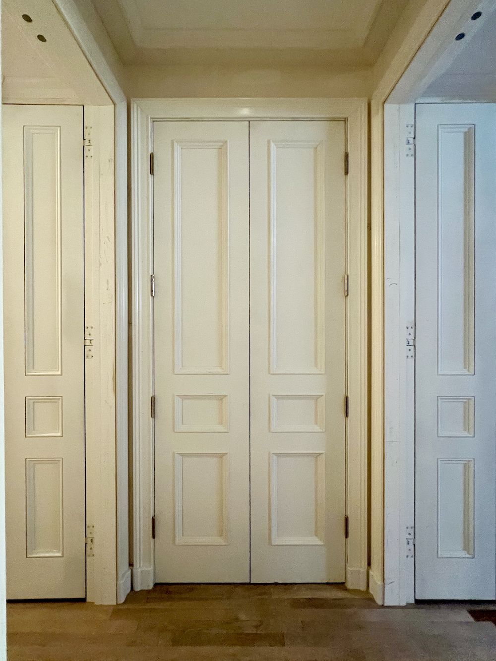 embrasure doors flanking primary closet