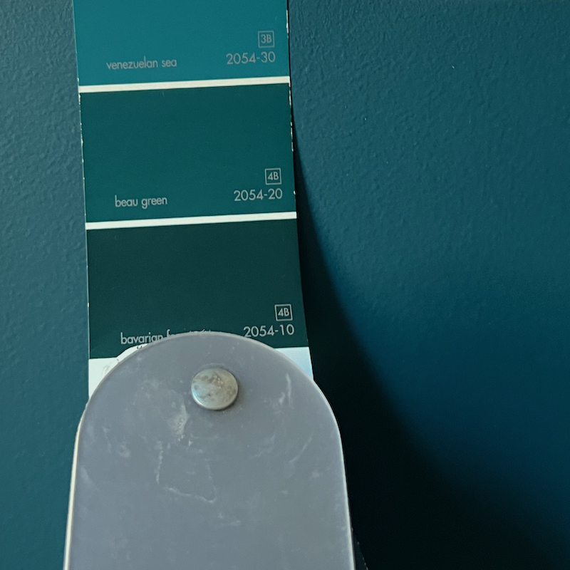 Benjamin Moore Beau Green sample quart off-color