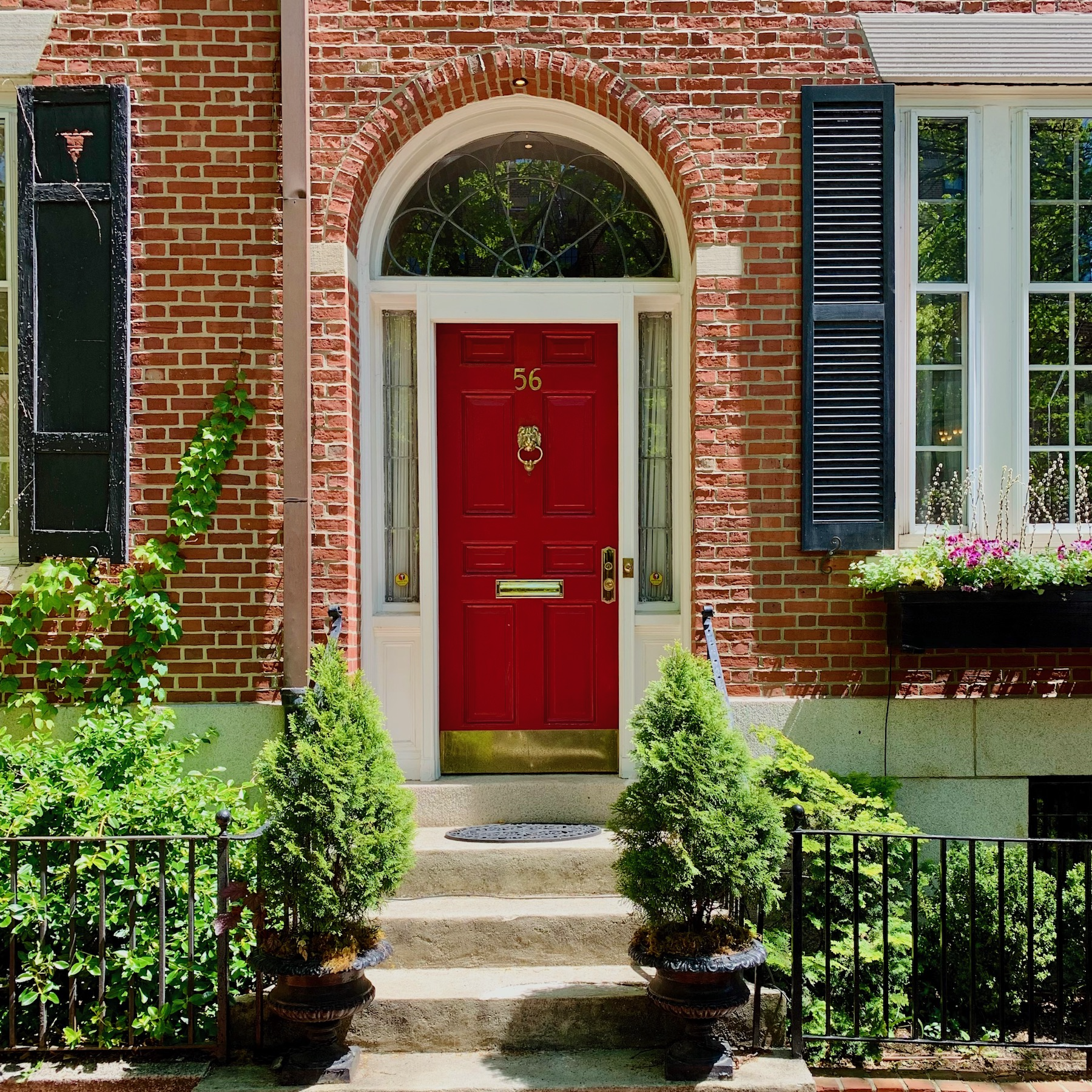 classical red door Beacon Hill Boston - Benjamin Moore Heritage Red 